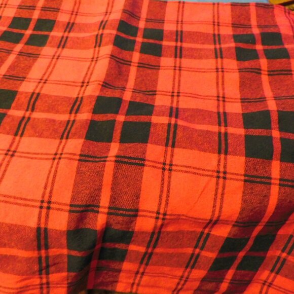 ROUND COTTON/POLY BLACK & RED CHECKERED TABLE CLOTH - Picture 1 of 4